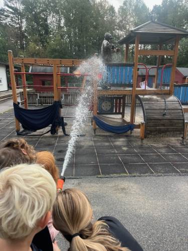 Tradisjonen med brannslukking i klatrestativet startet da vi hadde tema Kardemommme-by, og barna måtte hjelpe Tobias i tårnet.